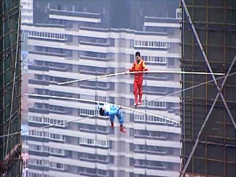 AmarUjalaNews's tweet photo. 260 फीट की ऊंचाई पर किया गया ये करतब कर देगा दंगhttp://t.co/f9tLjCtdSv #ropewalking #stunt #daredevilry http://t.co/wkIs6dcwHY