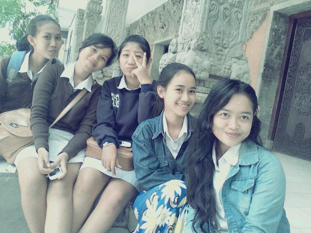 Arianidesy's tweet photo. Cabecabean :D"@SuryanMiyazoo: Tik li"@etadetha: Masa smk ☺ @Arianidesy @SuryanMiyazoo @ayoenigarong @arista_putu1 http://t.co/lEIC3BmU48""