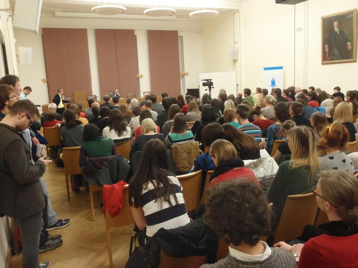 SKAS_FFMU's tweet photo. Děkujeme Vám, že jste hojnou účastí podpořili slavnostní přednášku prof. Demetze na půdě naší fakulty. http://t.co/VWPJVKckIM