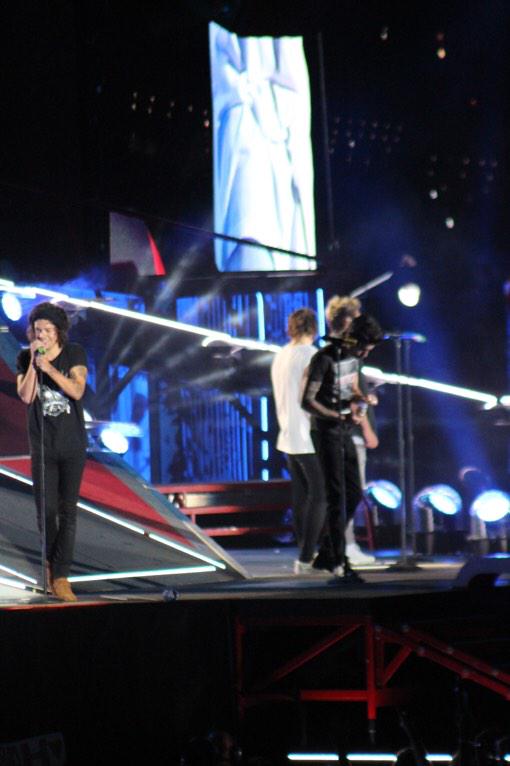 O2L_ConOrNah's tweet image. I TOOK THESE PICTURES AT MY CONCERT AND I JUST FIGURED OUT HOW TO GET THEM ON MY PHONE