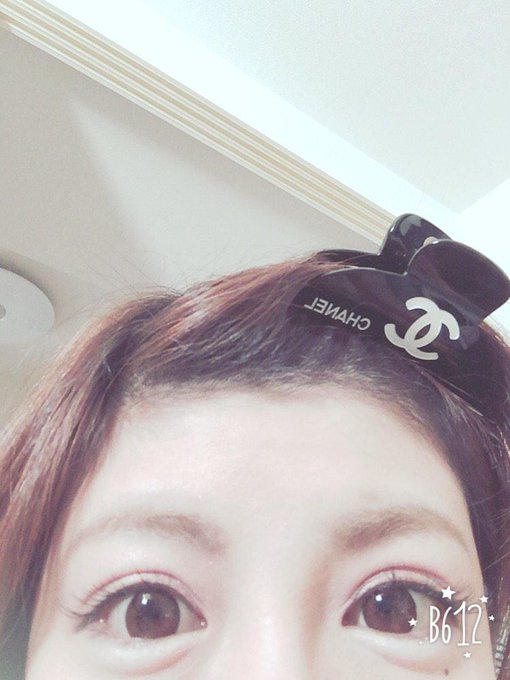 お化粧おわたん(◞‸◟ㆀ) オデコの狭さね。 人んちのを勝手に借りるよ(笑) http://t.co/jrQ5EmhH58