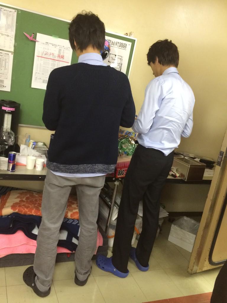 n_notameni_tbs's tweet photo. ガサゴソガサゴソ。スタジオの前で窪田さん、賀来さん、2人で何やら作業中。#Ｎのために http://t.co/xMJKJbUcW2