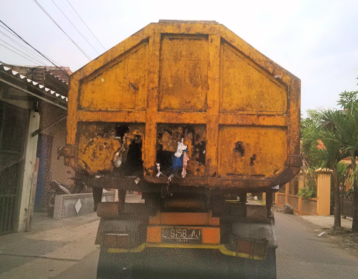 DodikPudjiR's tweet photo. Ini terus gunanya apa truk sampah kalau lobang sana sini.. @e100ss http://t.co/qsQxlI5Yih