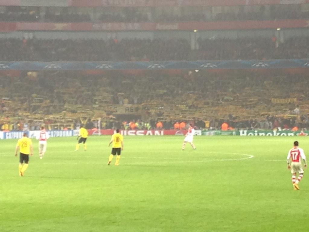 LBiggs_Gooner's tweet photo. Great night in North London watching #ARSvsDOR Dortmund fans were amazing! @Arsenal boys played brilliantly! #COYG http://t.co/abzJ9jcu8y