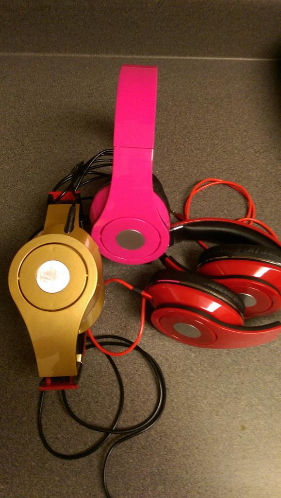 DonnaJIFBBPRO's tweet photo. Xmas came early! @DubsMJ  @MJdubsUSA Thank U so much Charles &amp; I love them#headphones #audiophile #pink #red #gold http://t.co/5aJihbwyR7
