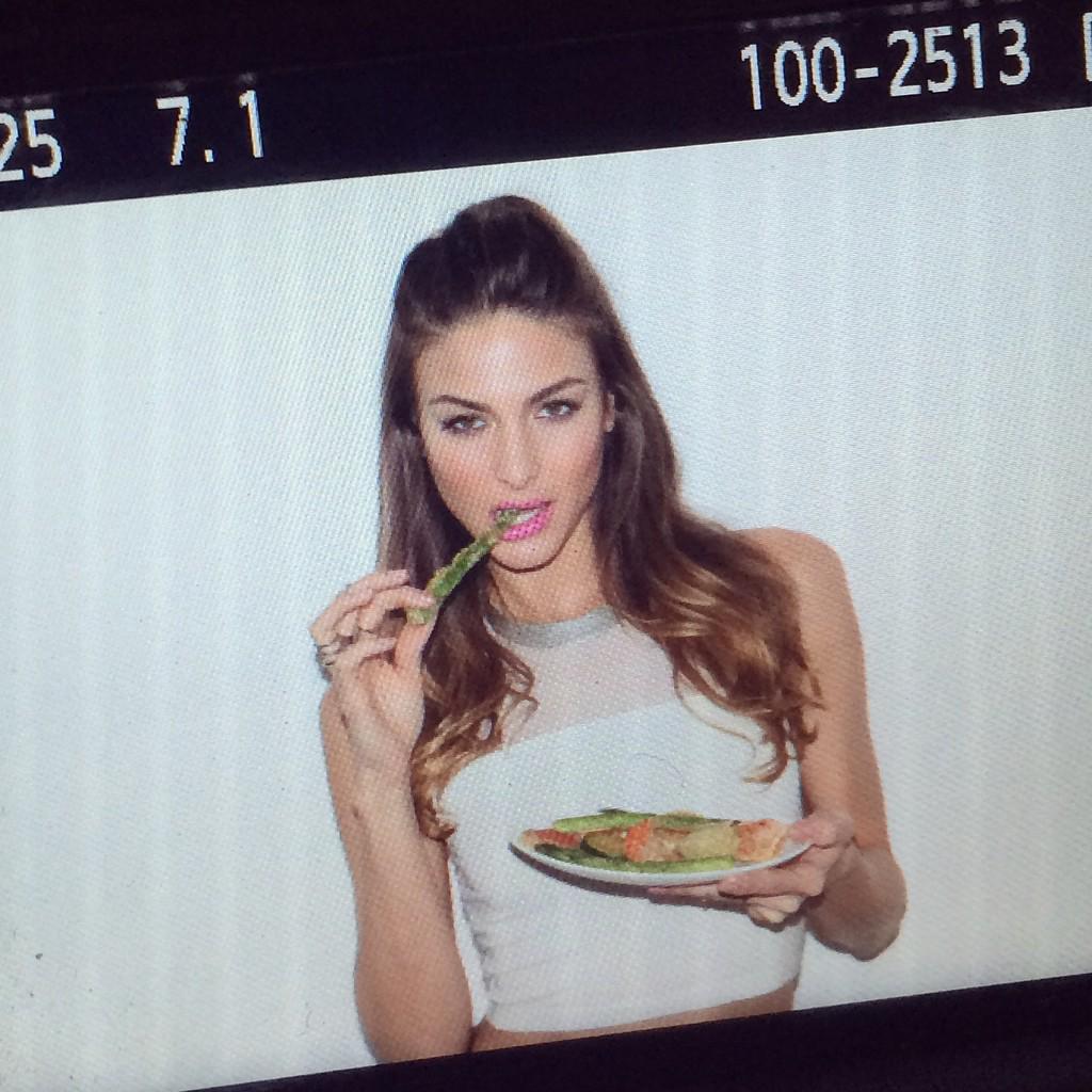 chrissyionno's tweet photo. So much fun shooting with my girl @jessicamilan_ today for @lookbookcook ! #lookbookcookbook #yummy #vegan http://t.co/lnUGFkzOFF