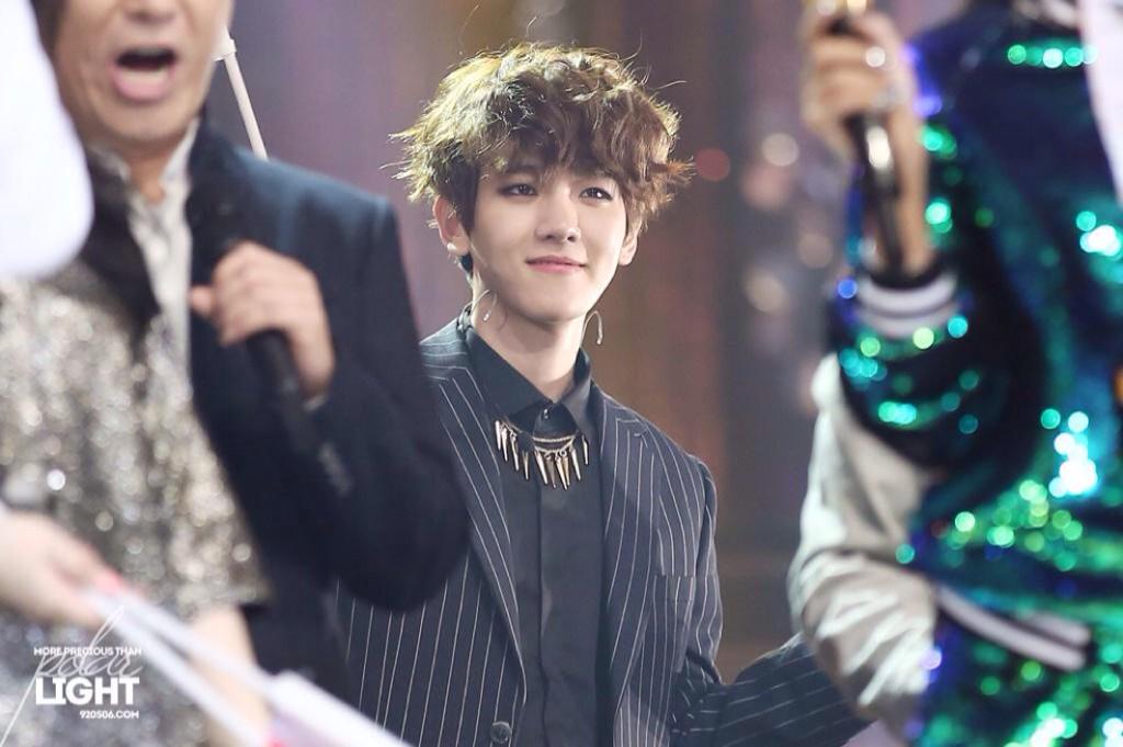 kaiyunSportVip's tweet photo. [PIC] 141126 Korea China Song Fest- Baekhyun (cr polar light) http://t.co/AFwHwlqohc