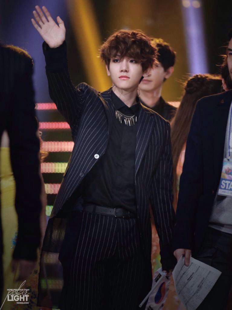 kaiyunSportVip's tweet photo. [PIC] 141126 Korea China Song Fest- Baekhyun (cr polar light) http://t.co/AFwHwlqohc