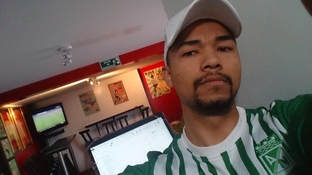elestadiopub's tweet photo. @elestadiopub Apoyando al verde de la montaña #NacionalPorLaCopa http://t.co/pQBMWJEaBS