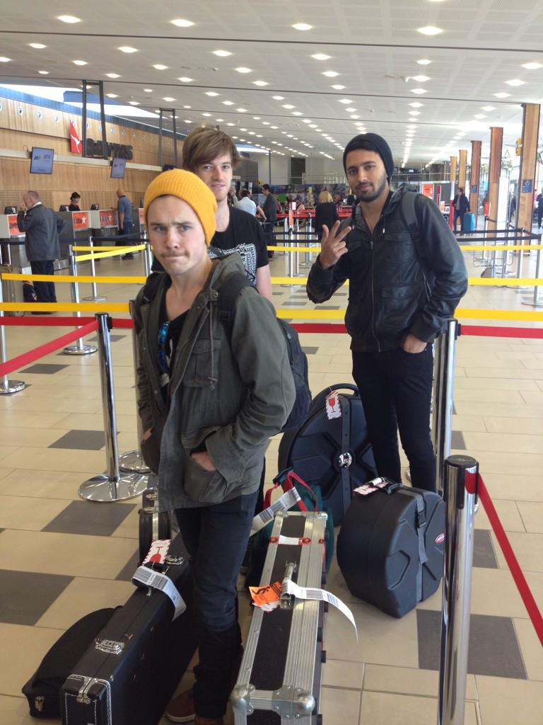 BeartheMammoth's tweet photo. Leaving #Hobart to go back to #Melbourne to play with @jakobtheband at @dingdongmelb #liningupsucks #gearsluts http://t.co/9ql5BCo5Ab