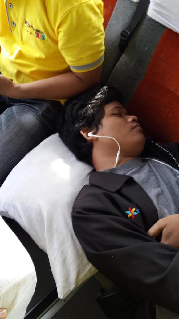 nih_helmi's tweet photo. @starnetdep ... well prepared.. bawa bantal boooooo' http://t.co/DewBXXZR3k