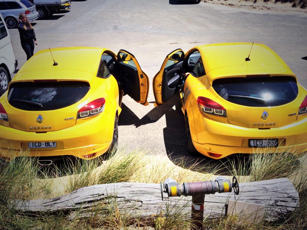 DavidZalstein's tweet photo. Sibling rivalry or brotherly love - @RenaultAU #Megane #RS265 and #RS275 Trophy http://t.co/npEBdt5UYY