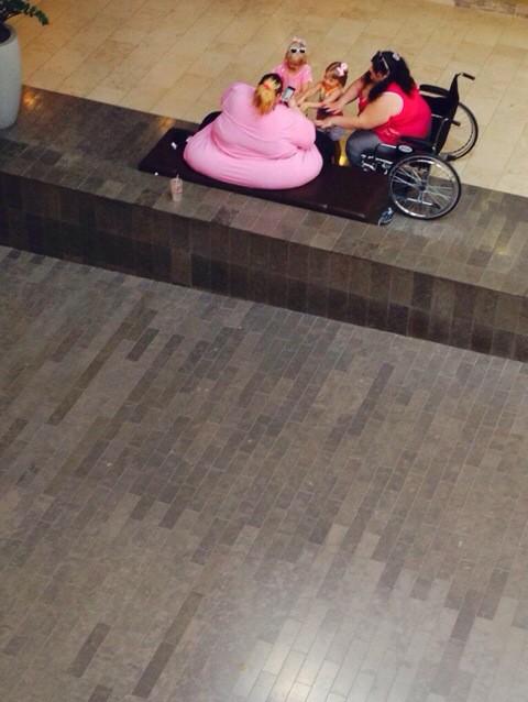 3o4talks's tweet photo. Smh someone's pink ice cream is melting http://t.co/lGYLgldrKe