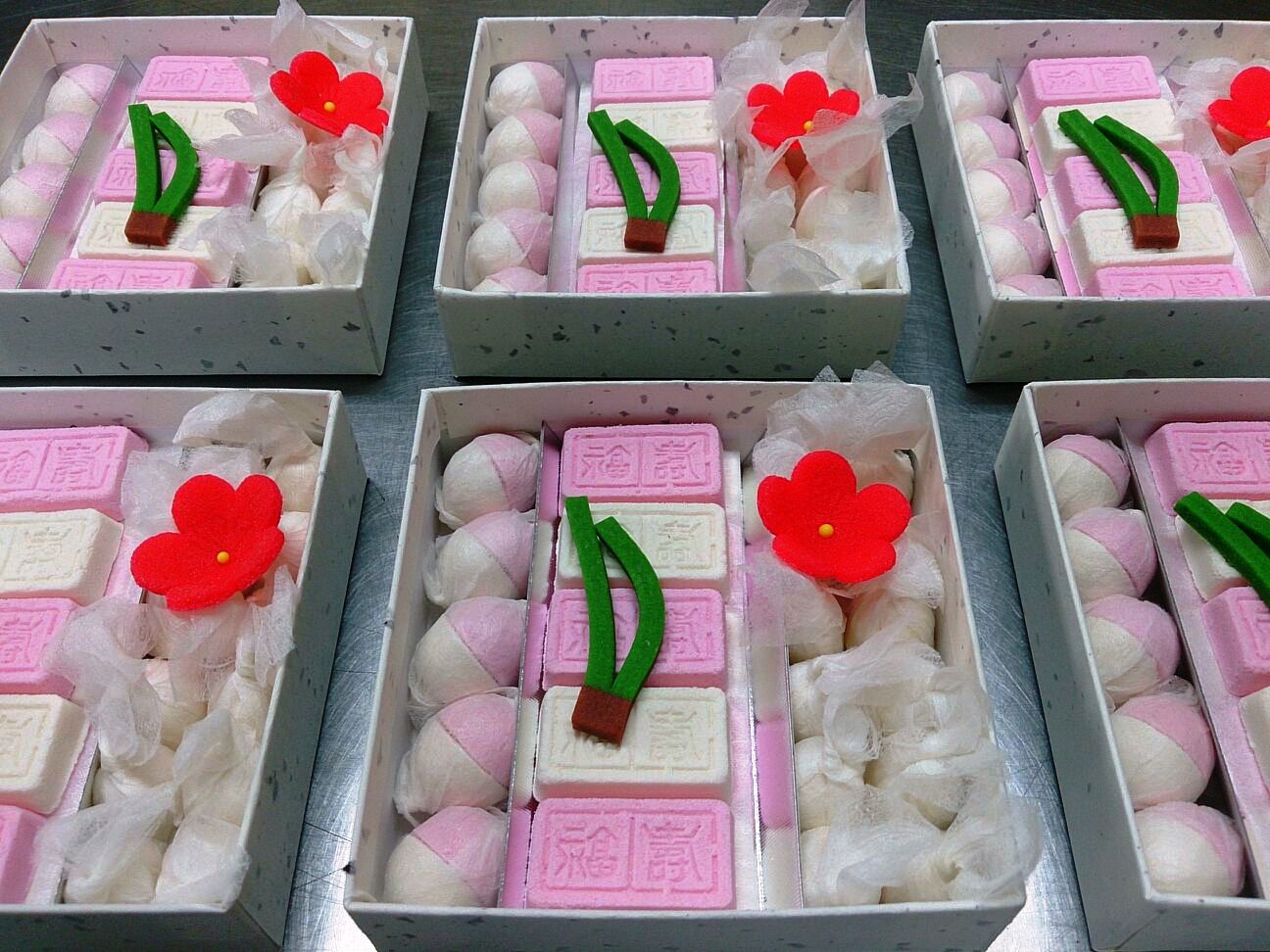 Twitter 上的 京菓子司 与楽 お干菓子 の 福寿 と 二人静 干菓子を仕入れてる和菓子屋さんは多いですが 与楽では全て作っております 和三盆を使って作りました 風味が良く口どけの良いお菓子で 一緒に入っている 松葉 と 梅 も食べれます Http