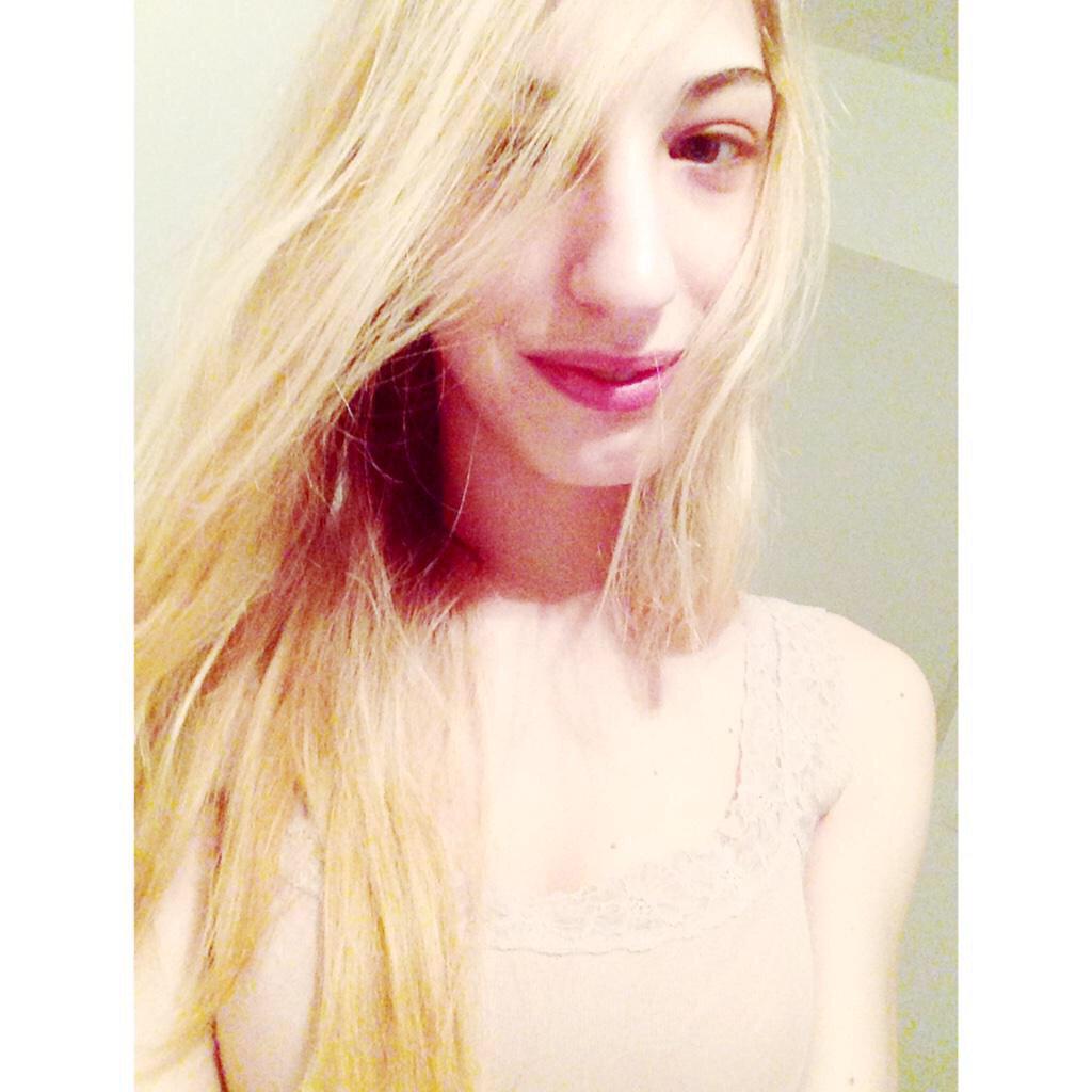 Hako3010's tweet photo. Elle a le nez c'est un coude 💪 http://t.co/FrTAXs969t