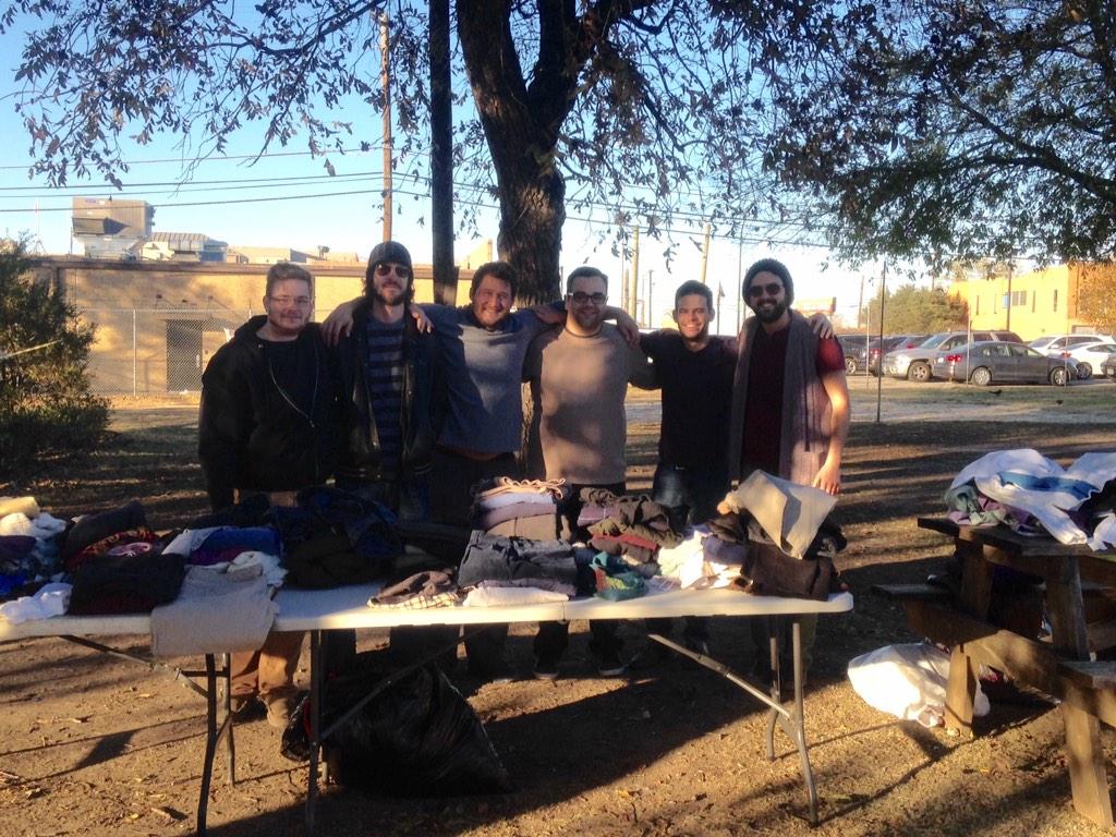 Homeless_Hookup's tweet photo. Lots of people fed and leaving with warm clothes tonight. Thanks to all who donated/volunteered to make it possible! http://t.co/SMEP6DkwdV