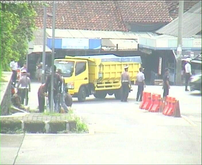 NTMCLantasPolri's tweet photo. RT @rttmctasik: Kepolisian & Dishub gelar razia kendaraan umum&aktn barang di depan terminal Tasikmalaya #RTTMC2014. http://t.co/94nfmgRBap