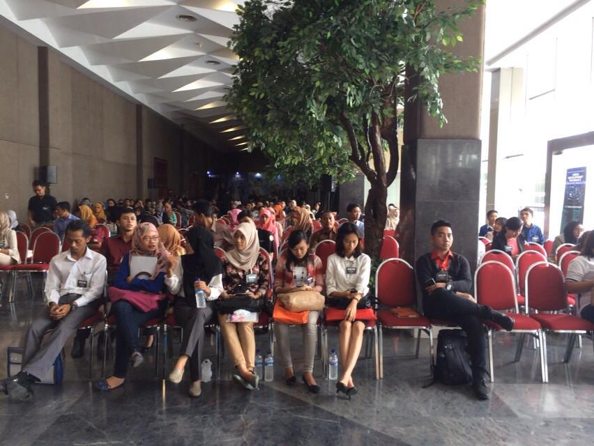 mdtvindonesia's tweet photo. Dan ini dia peserta yg masih nunggu giliran untuk interview #MDP3NET di Dyandra Convention Center, Surabaya. http://t.co/6B3xtWNNqo