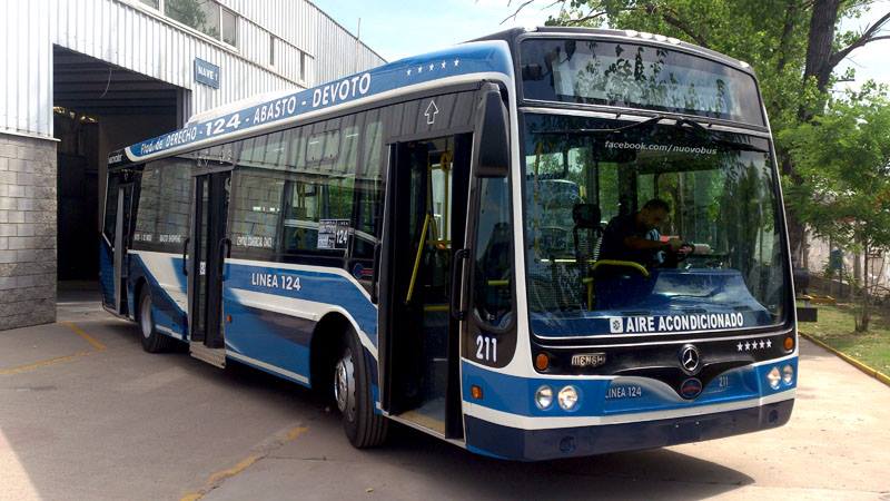 CiudadDeBondis's tweet photo. HISTÓRICO: 1º 0km de @Linea_124 en la era azul. Hermosisimo @nuovobus sobre #MB1718. + fotos: http://t.co/8IEeiniFUo http://t.co/O2ny2ZxK6m