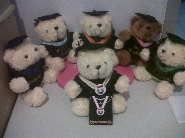 DollGradoll's tweet photo. @PhotoST_Telkom READY graddoll edisi TEL-U dgn toga,jubah,slayer,pin univ,card n bag.Uk small-big hrg dri 70rb-175rb. http://t.co/xrQKXZqZY3
