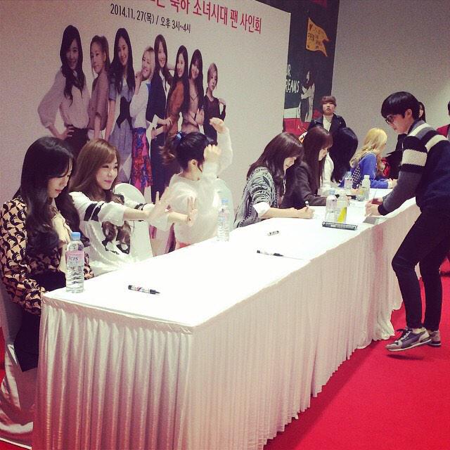 [PIC][27-11-2014]SNSD xuất hiện tại buổi fansign cho "LOTTE MALL" vào chiều nay B3b0QiDCEAAhrCJ