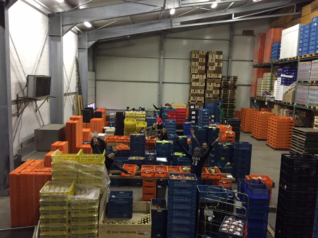 P_rood's tweet photo. @beebox_NL wordt weer met veel zorg en liefde geassembleerd http://t.co/PtPcwin2Qv