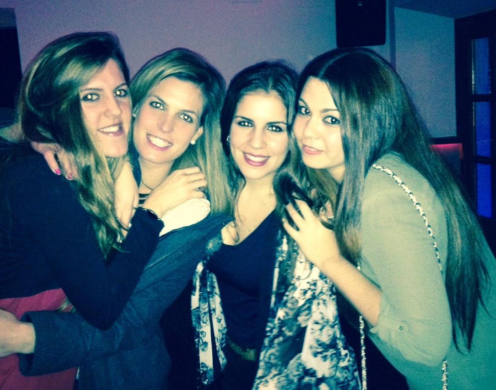MaguiLope's tweet photo. ¡Un día y las tengo aquí a mi vera! Madrid ya está temblando!😱😏 @Charopgi @Piluuuula @lourdesDiazzz #SinGanasCasi✌️ http://t.co/i3CFmYlII1
