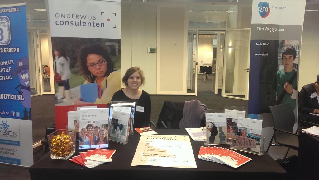 InfoOc's tweet photo. Onze stagiair is er klaar voor! Samen met intakemedewerker Laura beantwoorden wij vragen op de #dvdz2014 @InfoOc http://t.co/5A1FO6MEy3