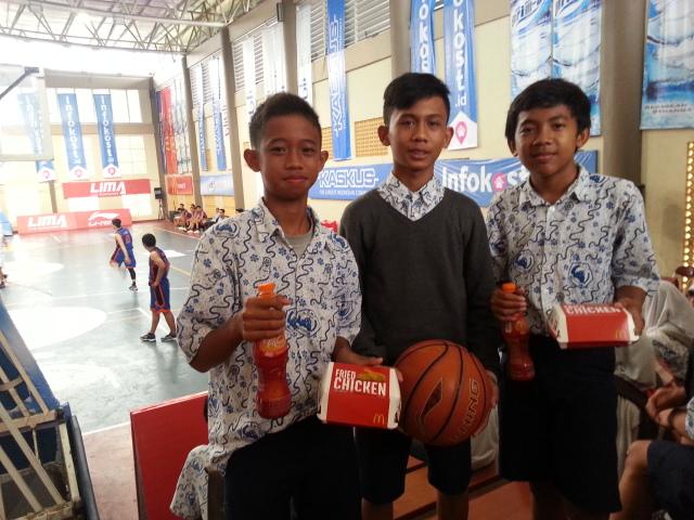 EssarBasketBall's tweet photo. lagi nonton @LIMABasket di gor bale santika unpad jatinangor. Dapet hadiah dari kaka mc. Terimakasih kakak :D http://t.co/LZxaBqGORq