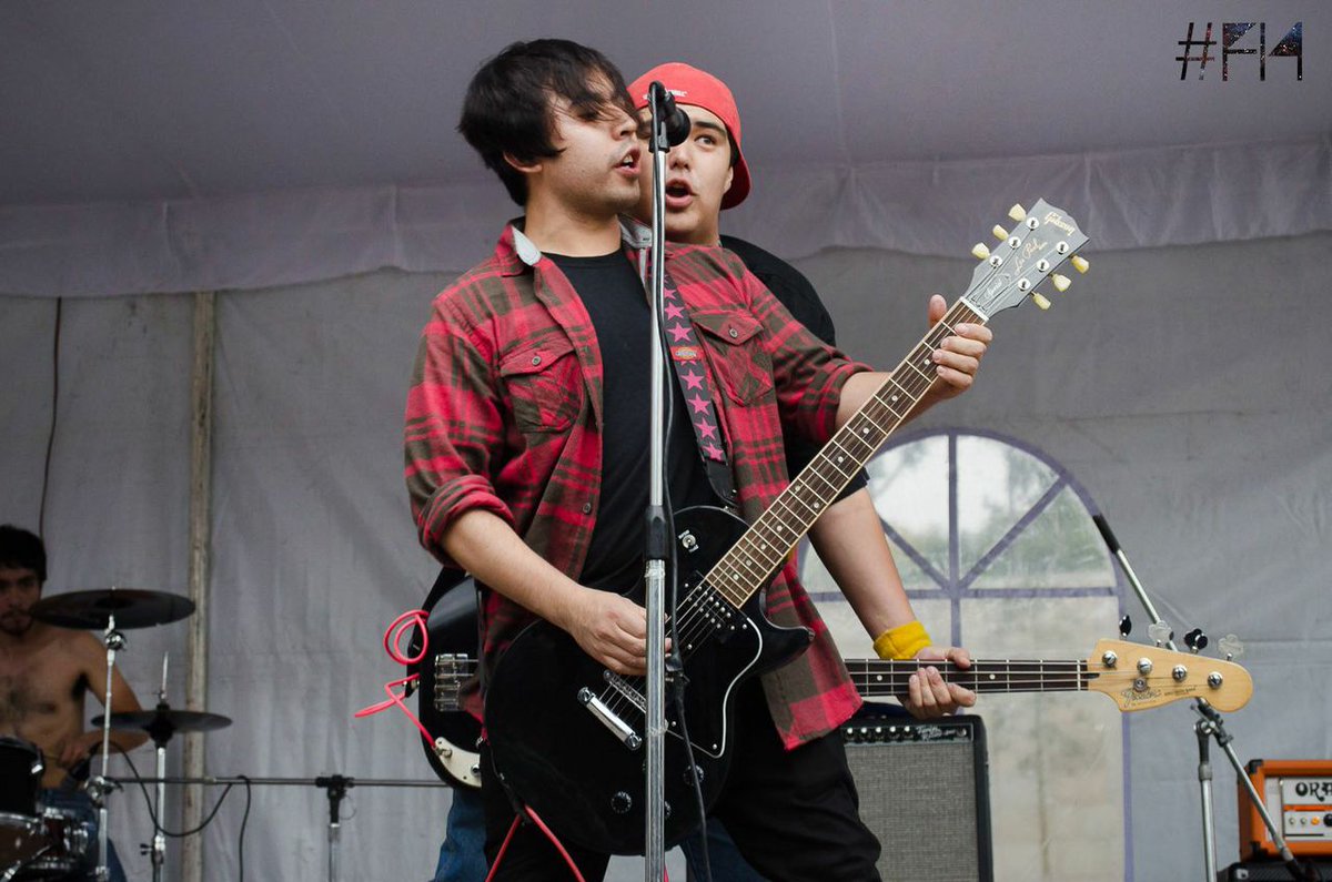 fiscumfestival's tweet photo. El poder del punk rock de @nonuncaolvides banda de la familia #FISCUM en #F14DF #sehaceruido http://t.co/mZqDaGWPgr