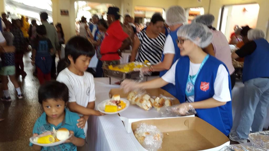 LocoGuam's tweet photo. Loco contributes some of their time to help The Salvation Army!😊💕 #jaginaction #jaguam #juniorachievementguam http://t.co/FhAmAs9Uxo