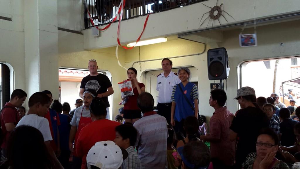 LocoGuam's tweet photo. Loco contributes some of their time to help The Salvation Army!😊💕 #jaginaction #jaguam #juniorachievementguam http://t.co/FhAmAs9Uxo