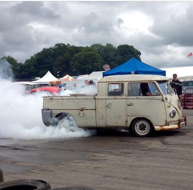 #hayburner #splitscreen #campervan #volkswagen #vw #love #aircooled #slammed #burnout #doublecab #classic ©nedfaux