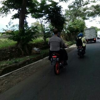 abuy1411's tweet photo. Maaf,pak POLISI saya tilang.! #donttrythisatroad http://t.co/3HiDfq6dLr