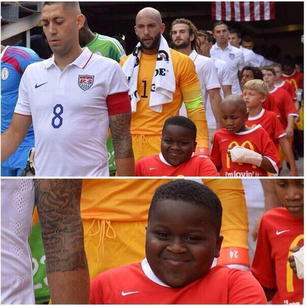 FootballFunnys's tweet photo. When you get to hold baes hand http://t.co/LzpyIDhKwa