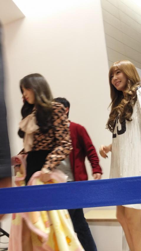 [PIC][27-11-2014]SNSD xuất hiện tại buổi fansign cho "LOTTE MALL" vào chiều nay B3bY-nUCQAAD7e9