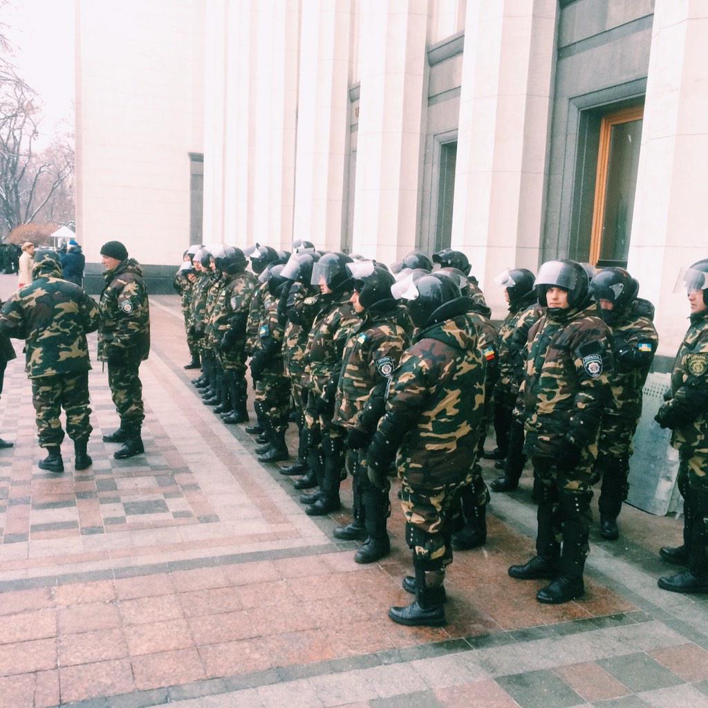 Порядок под Радой охраняют несколько десятков милиционеров