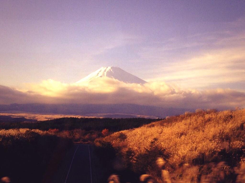 wang_84's tweet photo. 真っ白な富士山と、綺麗な三島日大通り(^-^)

今から、東京へ出発！

今週も頑張るわ(^.^)🎶 http://t.co/m1siLFZE2y