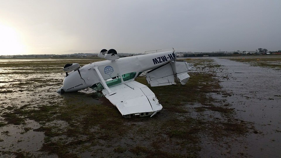 [Internacional] Aviões danificados após tempestade em Brisbane, na Austrália B3bi7eHCEAILT3r