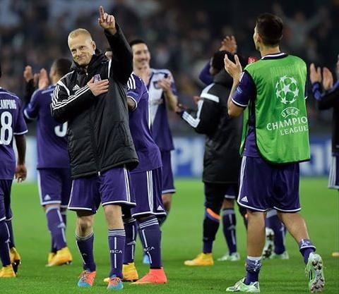Mauveside's tweet photo. Olivier Deschacht: "Een fantastische avond" http://t.co/Lkm0lb5Cow #AndGal #rsca http://t.co/1L2gOagcYY