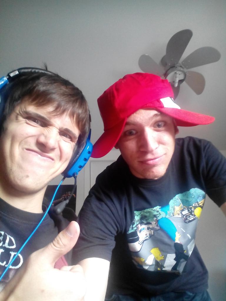 rup_meh's tweet photo. Fotito con el bueno de Neiz mientras estaba grabando #Pixelmon3.0 http://t.co/P92DWljyxO