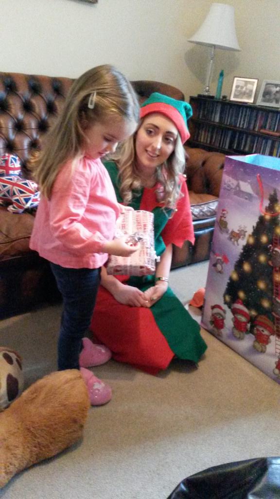 PauloPhillips's tweet photo. An amazing visit from a very kind elf. One very very happy little girl #KristmasKindness #lifestyle @PickeringCancer http://t.co/Tyws31goua