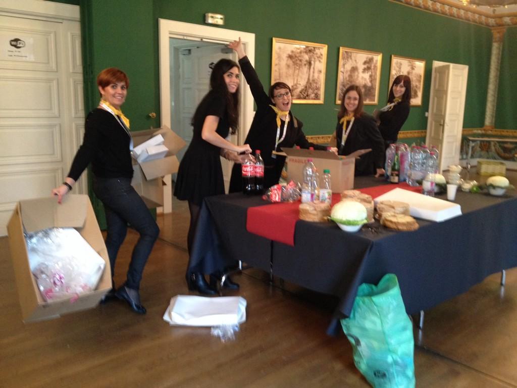 natachactivis's tweet photo. La BizzzTeam continue son action discrète en coulisse #bizzzday http://t.co/zpahI974VI