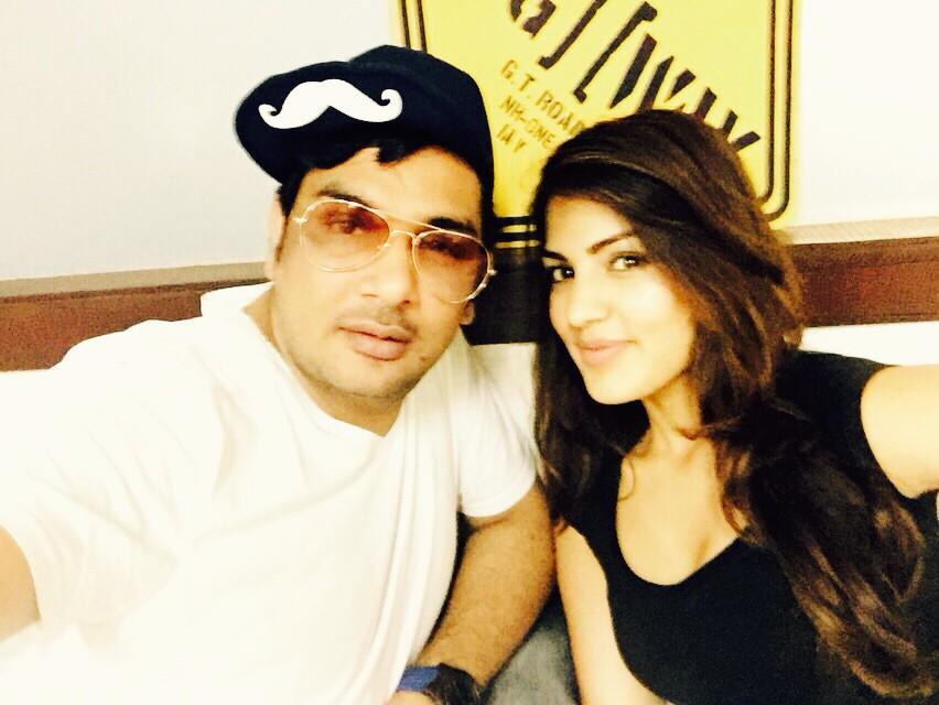 Tweet2Rhea's tweet photo. At the cool #MCoffice with the super cool @CastingChhabra . #newcap http://t.co/92LvnF2Ihc