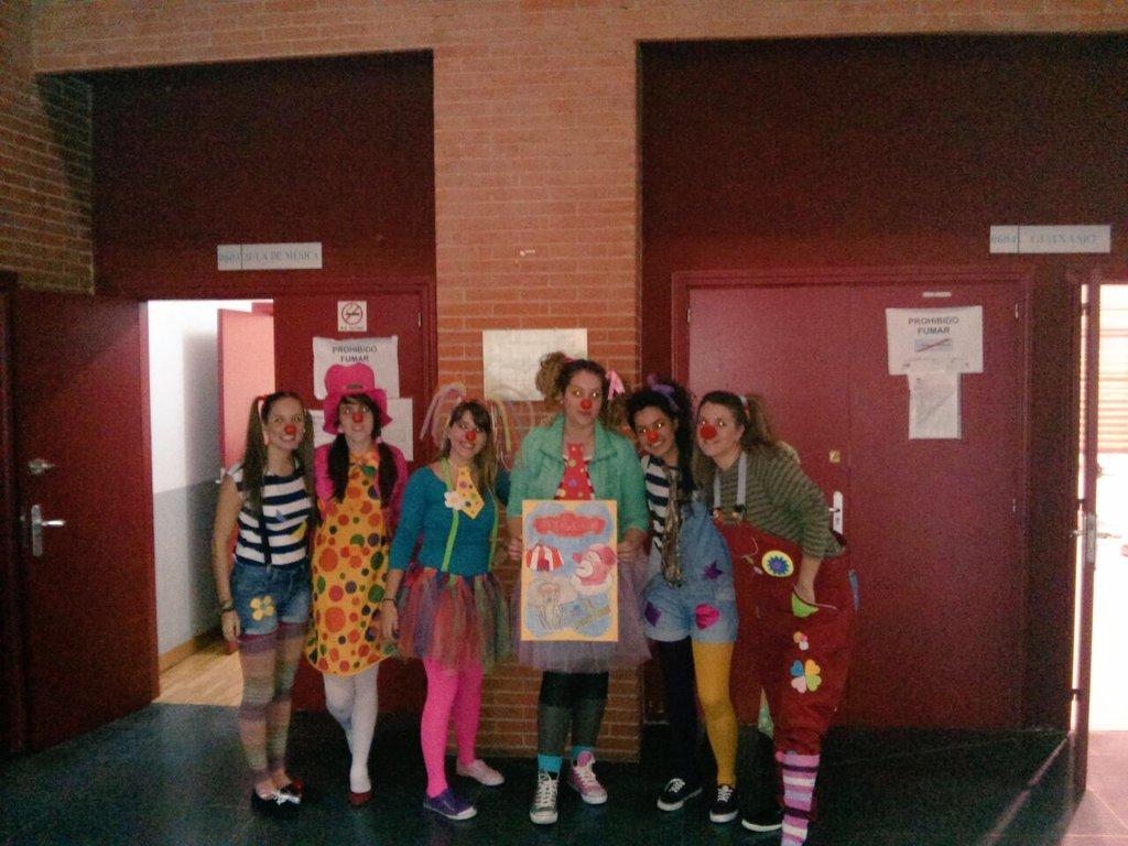 marta_grt's tweet photo. El titiri circo en acción 👏👏 http://t.co/2fAANS14f2
