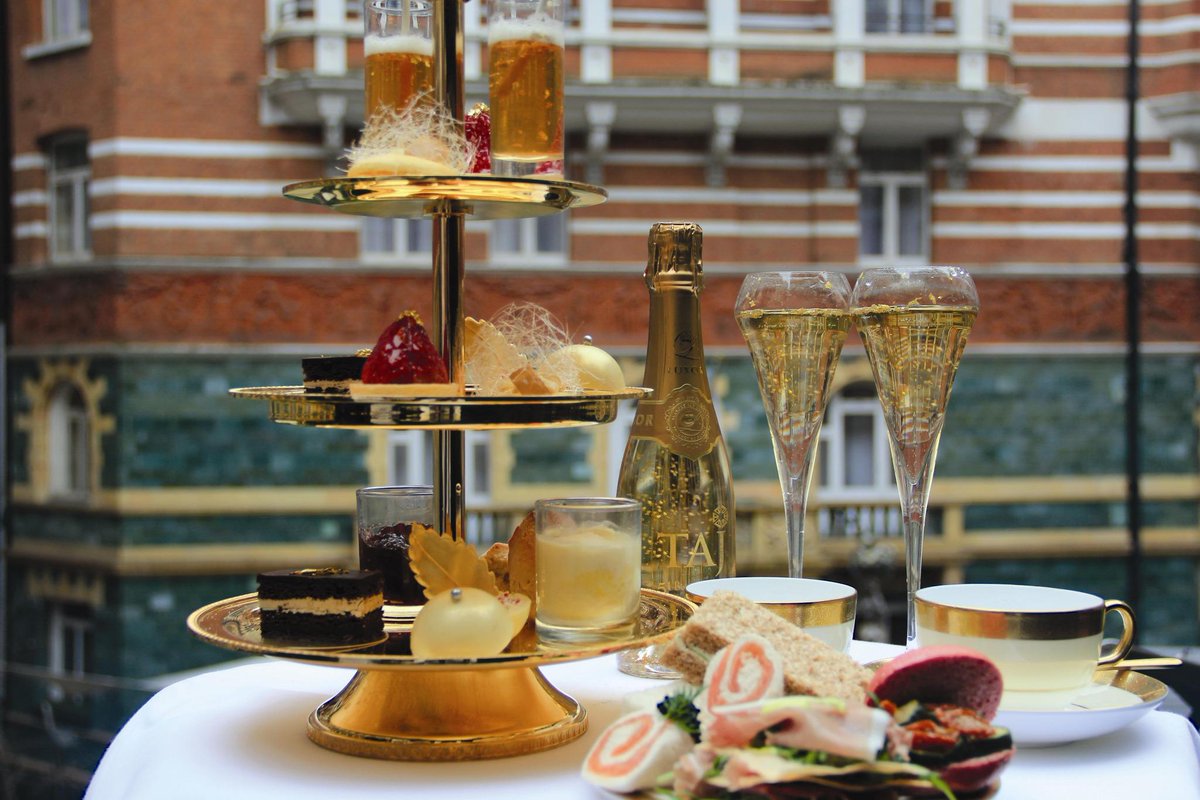 Taj51BG's tweet image. No hesitation! A #24KGoldAftTea @Taj51BG in the #shakespearean courtyard!