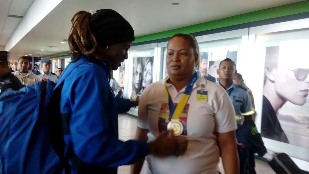 policiadepanama's tweet photo. Ya llegó Atheyna Bylon. http://t.co/I2Y8xPyKRX