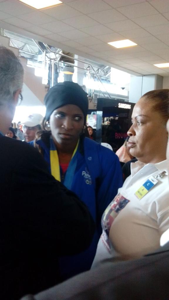 policiadepanama's tweet photo. A su llegada le colocó la medalla de oro a su madre, Marta Bylon. http://t.co/VwjojtWT86