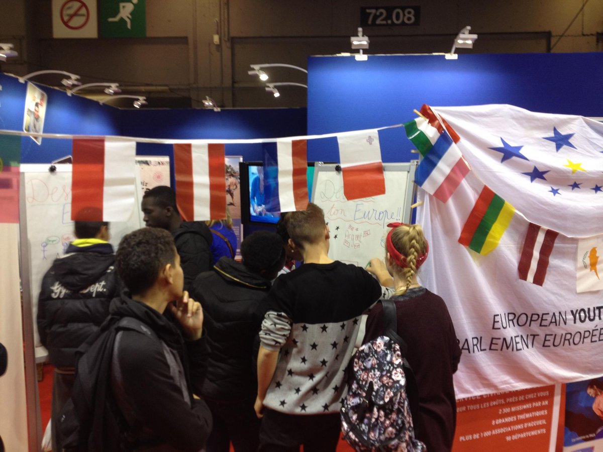 pejfrance's tweet photo. Non, non, on n'exagère pas, il y a bien foule à l'animation "Dessine ton Europe" :D #SEE2014 #lEuropeçaattire http://t.co/WxAStJNJeG