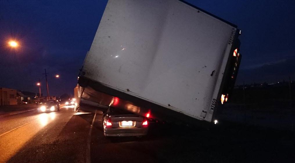 9NewsQueensland's tweet image. UPDATE: Aftermath of #bnestorm, with a truck trailer tipped at Archerfield. #9News